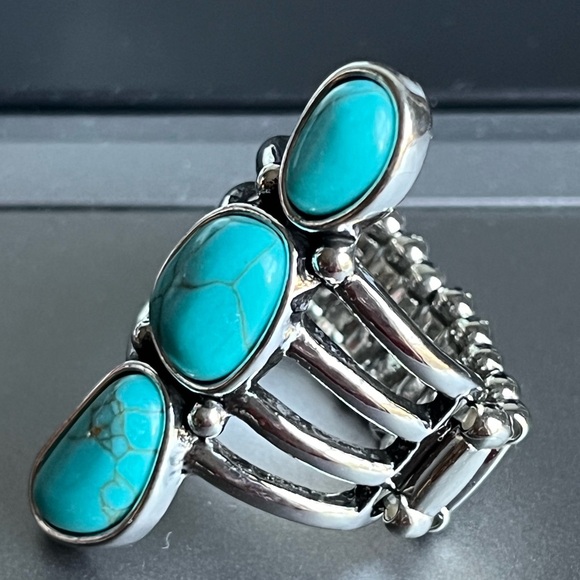 New Turquoise Stone Linear Silver Ring - Picture 3 of 7
